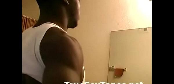  Black amateur girl films her boyfriend showering